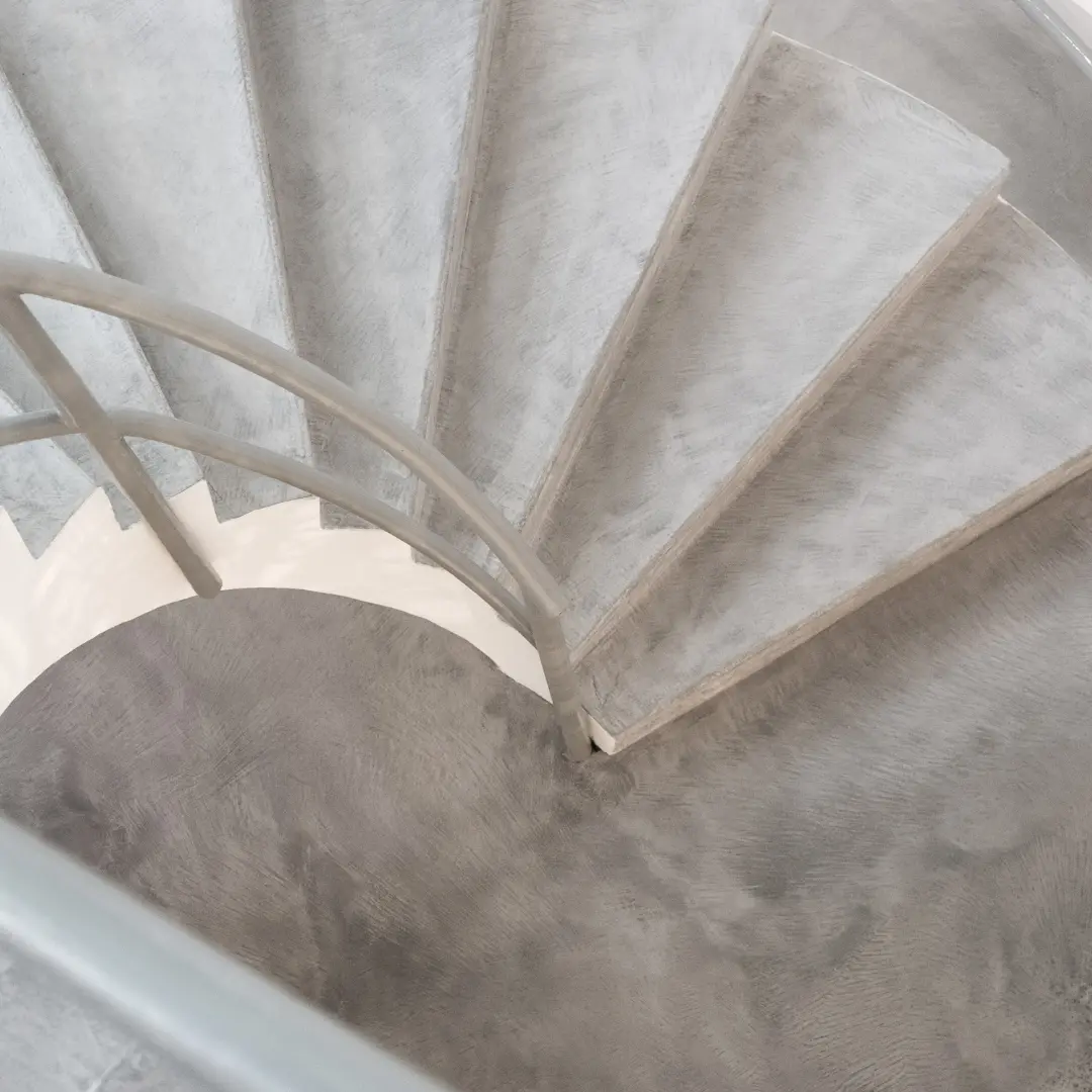 Dekoration:  Eine Wendeltreppe aus Beton mit elegantem Geländer.